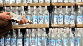 Sedan myndigheterna i Turkiet höjt alkoholskatten har den illegala produktionen har exploderat. Arkivbild. Salih Ucar/Hurriyet/AP/TT