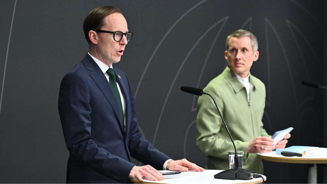 Arbetsmarknads- och integrationsminister Mats Persson (L) tillsammans med den särskilde utredaren Mathias Wahlsten presenterar betänkande från utredningen om ett nytt system för bosättning för vissa nyanlända under en pressträff. Foto: Claudio Bresciani/TT
