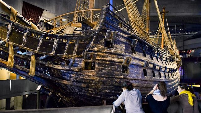 Aktivisterna kommer inte stoppa torvbrytning utan stoppa närheten till skeppet. Foto: Claudio Bresciani / TT 