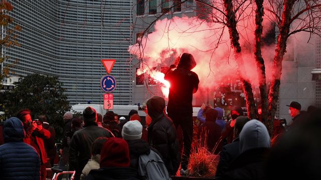 Polis satte in tårgas och vattenkanoner mot demonstranter i Bryssel. Foto: Oliver Matthys/AP