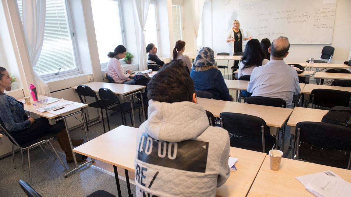 Genrebild. Asylsökande under en svensklektion på ett utbildningscenter för SFI. Foto: Fredrik Sandberg/TT