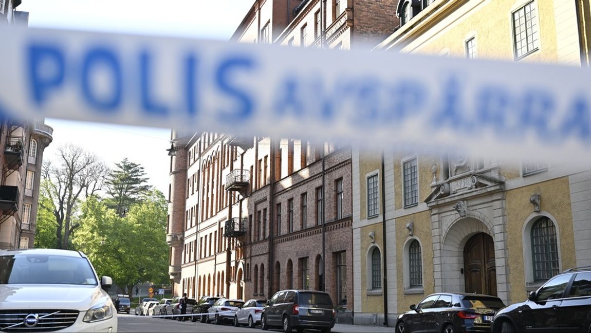 Polis på Storgatan på Östermalm där smällarna hördes under natten till fredag. Israels ambassad ligger inom det avspärrade området. Foto: Henrik Montgomery/TT