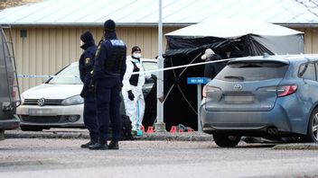 Polisens tekniker genomför en teknisk undersökning efter en skjutning med dödslig utgång i Linköping i januari 2022, Foto: Jeppe Gustafsson/TT