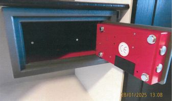 I detta olåsta värdeskåp ska Henrik Landerholms kvarglömda handlingar ha hittats av en städare. Bild från Säkerhetspolisens förundersökning. Säkerhetspolisen