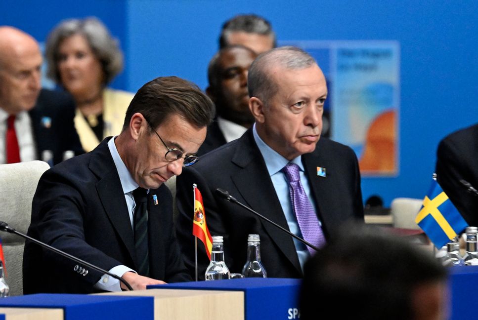 Sveriges statsminister Ulf Kristersson (M) under Natos toppmöte i Haag på onsdagen. Till höger Turkiets president Recip Tayyip Erdogan. Foto: Pontus Lundahl/TT