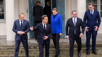 Från vänster: Polens premiärminister Donald Tusk, Sveriges statsminister Ulf Kristersson, Danmarks statsminister Mette Frederiksen, Finlands statsminister Petteri Orpo och Estlands premiärminister Kristen Michal. Foto: Henrik Montgomery/TT
