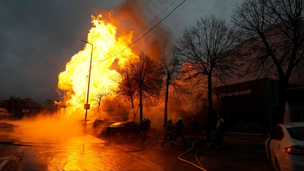 Ryssland har under tisdagsmorgonen anfallit den ukrainska huvudstaden Kiev med robotar. Foto: EFREM LUKATSKY/AP/TT