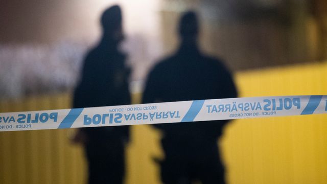 Poliser bakom avspärrningsband. Arkivbild. Foto: Fredrik Sandberg/TT.