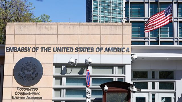 USA:s ambassad i Moskva uppmanar medborgare att lämna Ryssland. Foto: Alexander Zemlianichenko/AP/TT