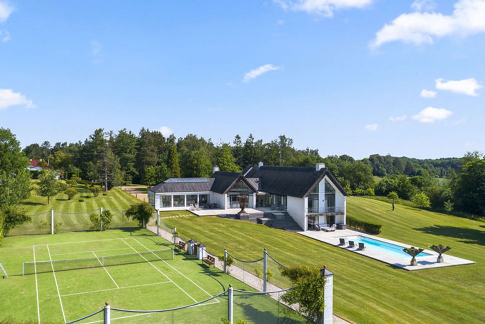 Danmarks dyraste villa - pool och tennisbana