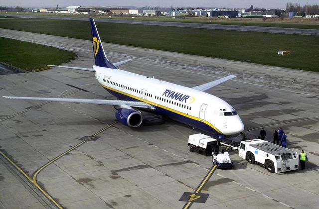 Arkivbild på ett annat Ryanairplan på flygplatsen Charleroi i Belgien. Foto: AP/TT