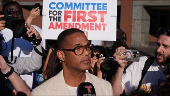 Don Lemon talar till reportrar på fredagen. Bild: AP Photo/Damian Dovarganes