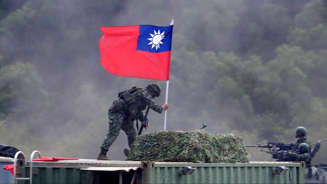 En soldat håller i en taiwanesisk flagga under en militärövning. Arkivbild Foto: CHIANGYING-YING/AP/TT