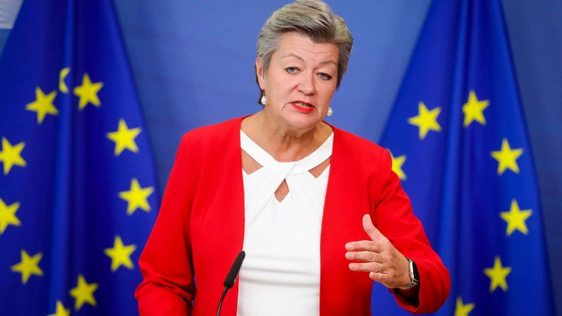 EU:s inrikeskommissionär Ylva Johansson kräver en granskning av uppgifter om hur migranter trycks tillbaka vid EU:s yttre gränser. Foto: Stephanie Lecocq/AP/TT.