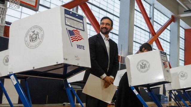 Zohran Mamdani kan bli New Yorks första socialistiska och muslimska borgmästare. Foto: Olga Fedorova/AP/TT