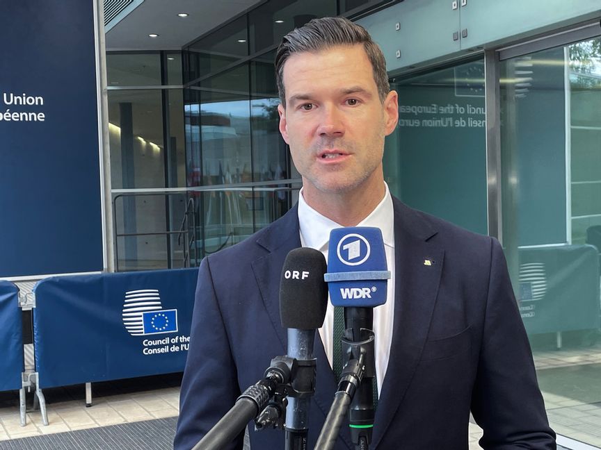 Migrationsminister Johan Forssell (M) på väg in till tisdagens EU-möte i Luxemburg. Foto: Wiktor Nummelin/TT