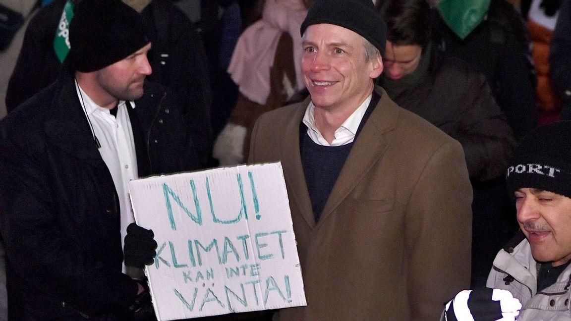 Miljöpartiets språkrör med plakat på plats vid Mynttorget där han också höll tal. Foto: Claudio Bresciani/TT