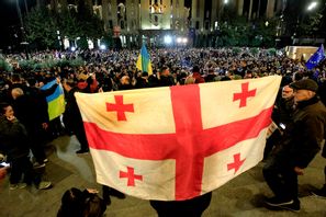 Demonstranter framför Georgiens parlament i centrala Tbilisi på måndagskvällen. Shakh Aivazov/AP/TT