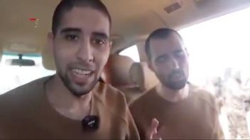 Den israeliska gisslan Guy Gilboa-Dalal och David Eviatar fördes av Hamas till frisläppandet. Sen fördes de tillbaka in i fångenskap. Foto: X