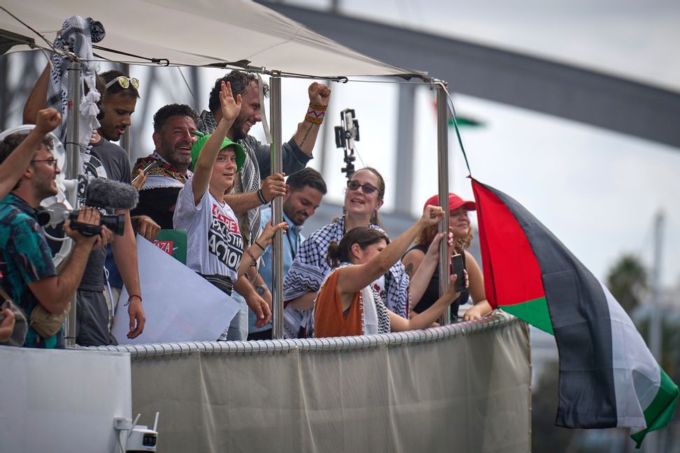 Aktivister på en båt i konvojen som vill bryta blockaden mot Gaza, bland dem svenska Greta Thunberg. Bild från 31 augusti i Barcelona. Foto: Emilio Morenatti/AP/TT