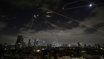 Iranska raketer skjuts ned över Tel Aviv. Photo credit: Leo Correa / TT