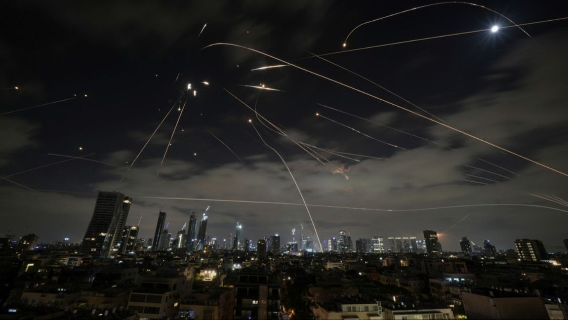 Iranska raketer skjuts ned över Tel Aviv. Photo credit: Leo Correa / TT