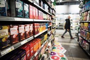 Priset på bland annat kaffe har rusat i höjden senaste tiden. Nästa vecka hålls ett möte mellan regeringen och representanter för livsmedelsbranschen. Arkivbild. Anna Tärnhuvud/SVD/TT