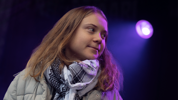 Greta Thunberg iförd palestinasjal. Foto: Peter Dejong