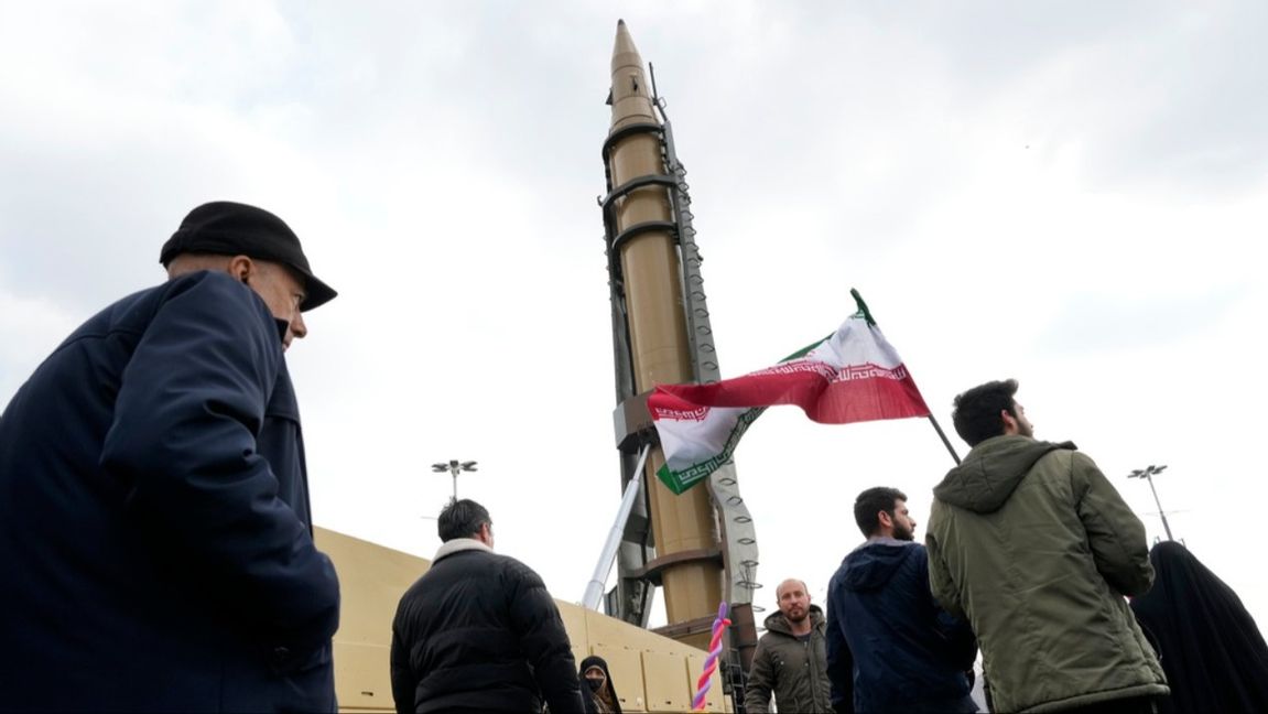 Regimtrogna iranier firar revolutionen 1978-9 runt en raket. Photo credit: Vahid Salemi / TT