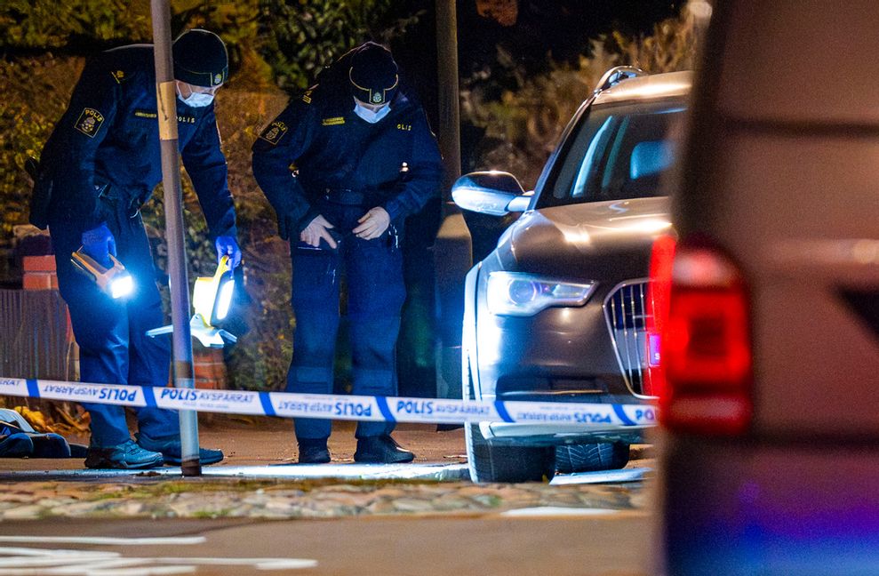 Polis på plats efter skjutningen.  Johan Nilsson / TT