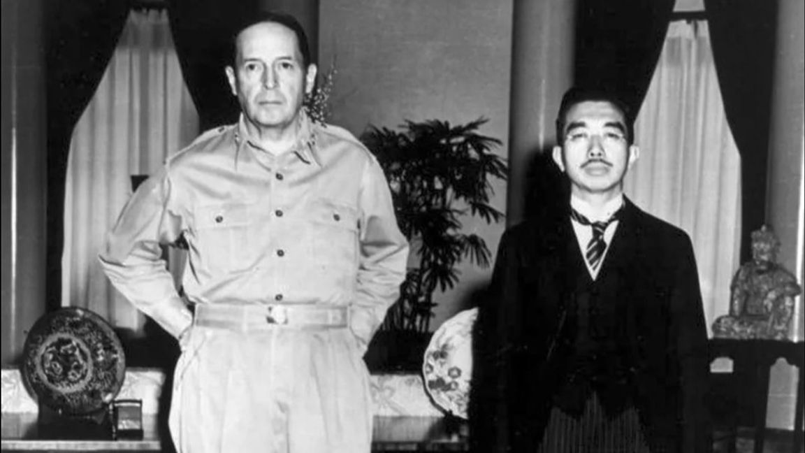 General MacArthur och Japans kejsare Hirohito vid deras första möte i Tokyo september 1945 Foto: Gaetano Faillace, United States Army photograph