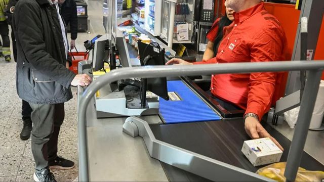 Matpriserna steg med 3,9 procent i februari samtidigt som stora matbutiker delar ut hundratals miljoner till aktieägarna. Foto: TT