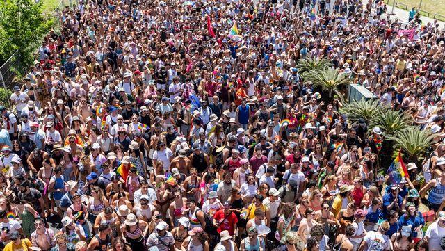 Tiotusentals deltar årligen i Pridetåget i Israel. Inte långt bort straffas det med upp till tio års fängelse. Ändå är det Israel som kritiseras. Palestiniers rättigheter är inte det som omvärlden försöker uppnå utan de är spelbrickor mot Israel. Foto: Ronen Toivonen/TT 