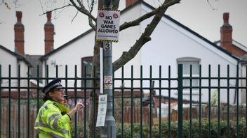 Polis passerar en protestskylt mot israeliska laget Maccabi Tel Aviv vid Villa Park i Birmingham inför matchen i november. Foto: Foto: Darren Staples/AP/TT