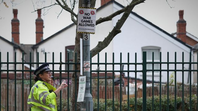 Polis passerar en protestskylt mot israeliska laget Maccabi Tel Aviv vid Villa Park i Birmingham inför matchen i november. Foto: Foto: Darren Staples/AP/TT
