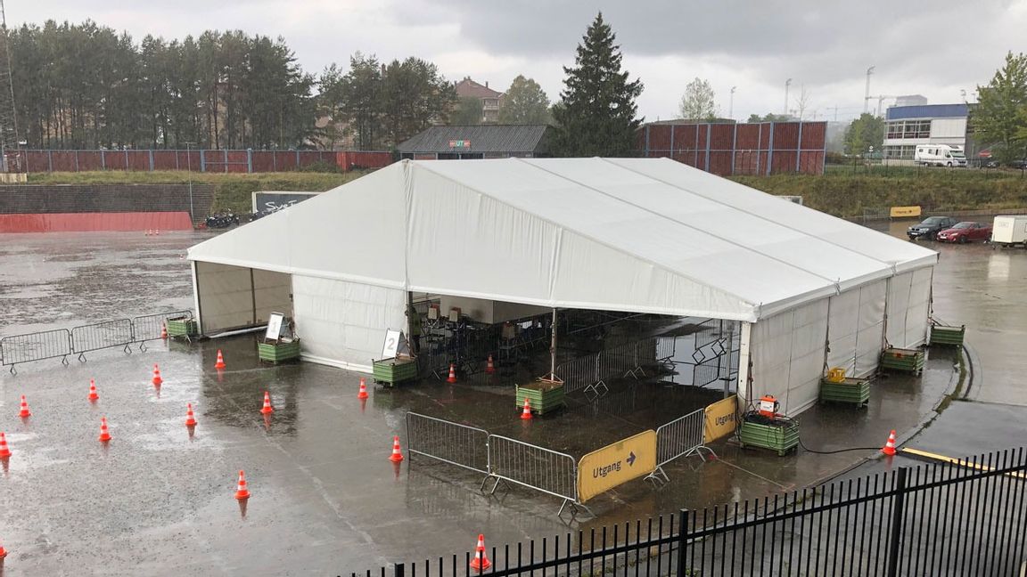 Norges första drive-thru-röstning öppnade på söndagen på parkeringen till fotbollsklubben Vålerengas fotbollsstadion i Oslo. Foto: Jonas Dagson/TT