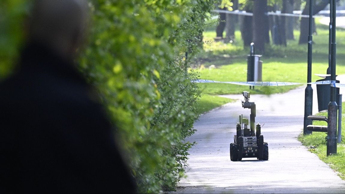 Polis och bombrobot på plats vid en villa på Rosengård i Malmö efter att ett misstänkt farligt föremål påträffats på lördagsmorgonen. Foto: Johan Nilsson/TT