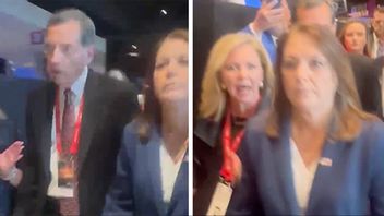 John Barasso och Marsha Blackburn, republikanska senatorer, följer ettrigt efter Secret Service-chefen Kimberly Cheatle. Foto: Marsha Blackburn/X