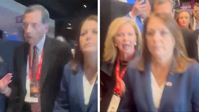 John Barasso och Marsha Blackburn, republikanska senatorer, följer ettrigt efter Secret Service-chefen Kimberly Cheatle. Foto: Marsha Blackburn/X