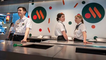 Snabbmatskedjan ”Vkusno & tochka”, som kan översättas med ”Smaskens – helt enkelt”, öppnar i Ryssland i McDonald’s tidigare lokaler. Foto: AP/TT