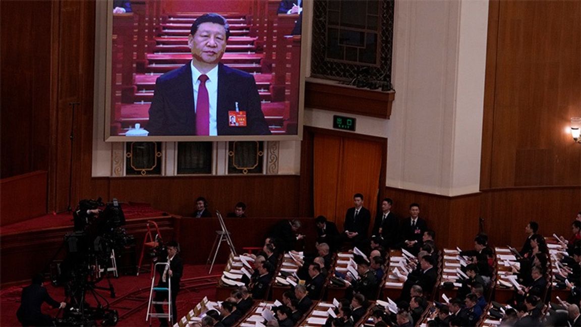 Kinas president Xi Jinping på en stor skärm vid folkkongressens inledning i Peking på tisdagen. Foto: Andy Wong/AP/TT