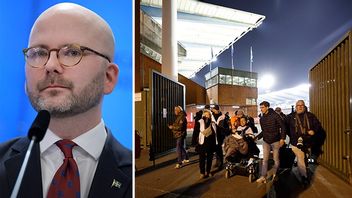 Fotbollssupportrar utrymmer King Baudouin Stadium i Bryssel efter terrorattacken tidigare på måndagskvällen. EU-parlamentarikern Charlie Weimers (SD) hade från början planerat att gå på matchen. Foto: Janerik Henriksson/Geert Vanden Wijngaert/AP/TT