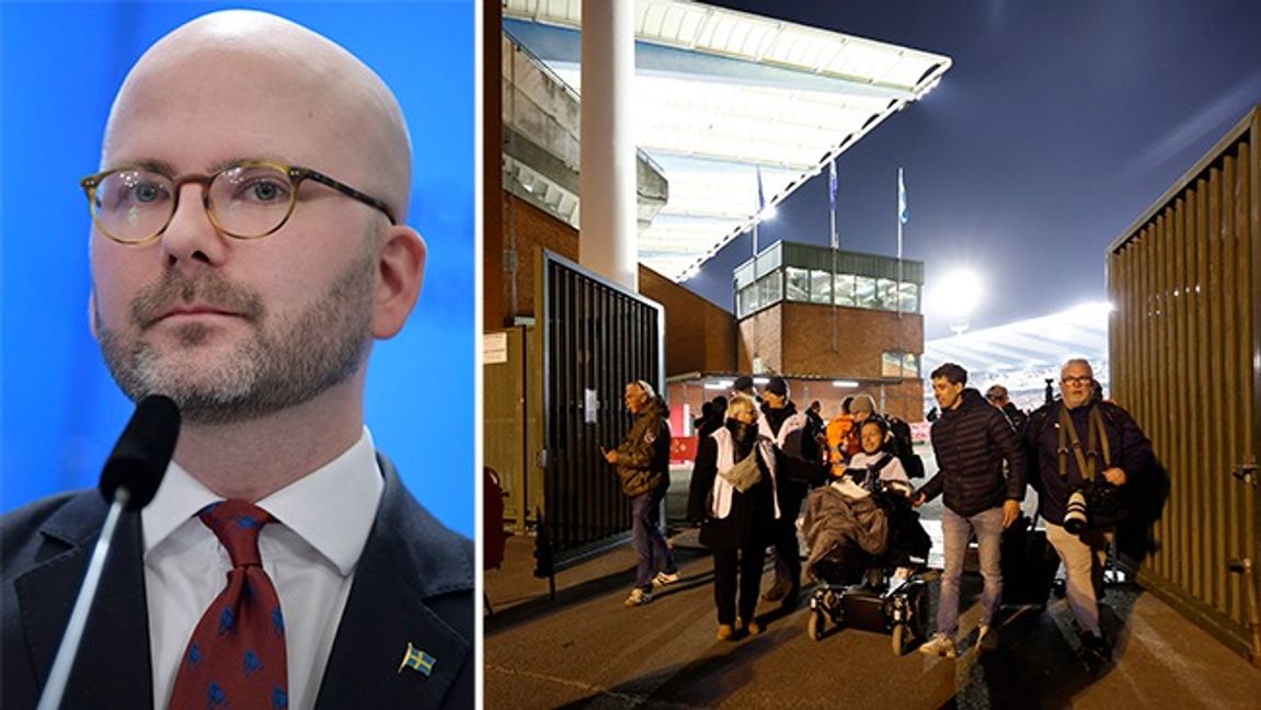 Fotbollssupportrar utrymmer King Baudouin Stadium i Bryssel efter terrorattacken tidigare på måndagskvällen. EU-parlamentarikern Charlie Weimers (SD) hade från början planerat att gå på matchen. Foto: Janerik Henriksson/Geert Vanden Wijngaert/AP/TT