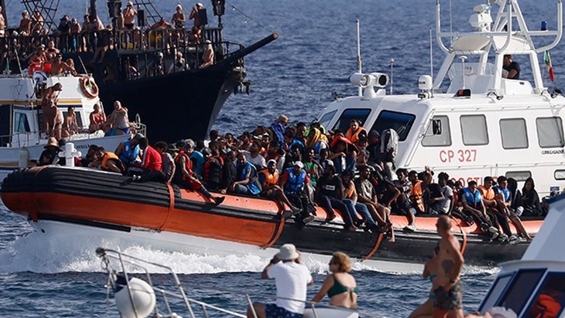 En mängd migrantbåtar har anlänt till den lilla italienska ön Lampedusa om sistone. Foto: Cecilia Fabiano / AP / TT