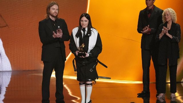 Billie Eilish tog hem priset för årets låt under Grammisgalan med Wildflower. Foto: Richard Shotwell /AP/TT