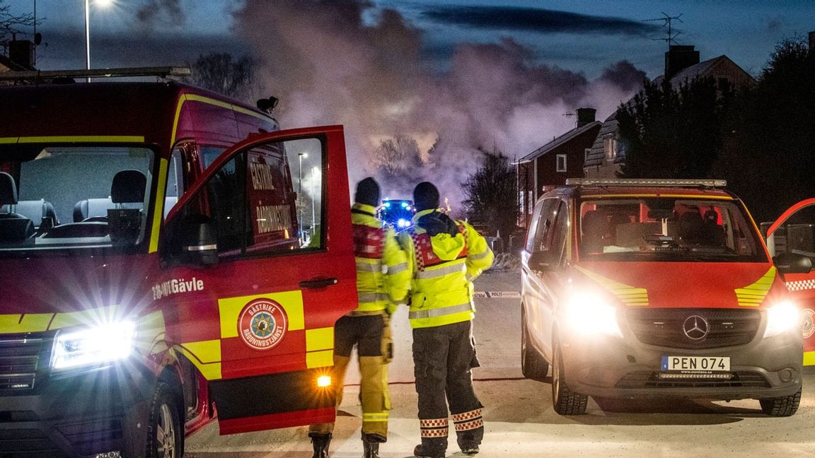 En villa i ett bostadsområde i Sandviken började brinna under natten mot juldagen. Flera grannar tvingades evakuera på grund av spridningsrisken. Foto: Ulf Palm/TT