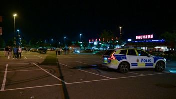 Flera personer blev påkörda under en bilträff vid Bäckebol köpcentrum och fick föras till sjukhus på lördagskvällen. Foto: Hana Brunlöf Windell