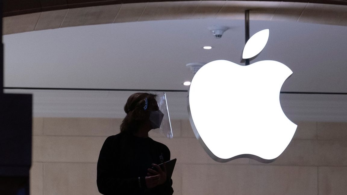 Småsparare satsar på techjättarnas aktier. Bland annat Apple. Foto: Mark Lennihan/AP/TT