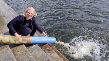 Karin Ernlund (C) deltog vid laxsläppet. Foto: Tomas Hedlund