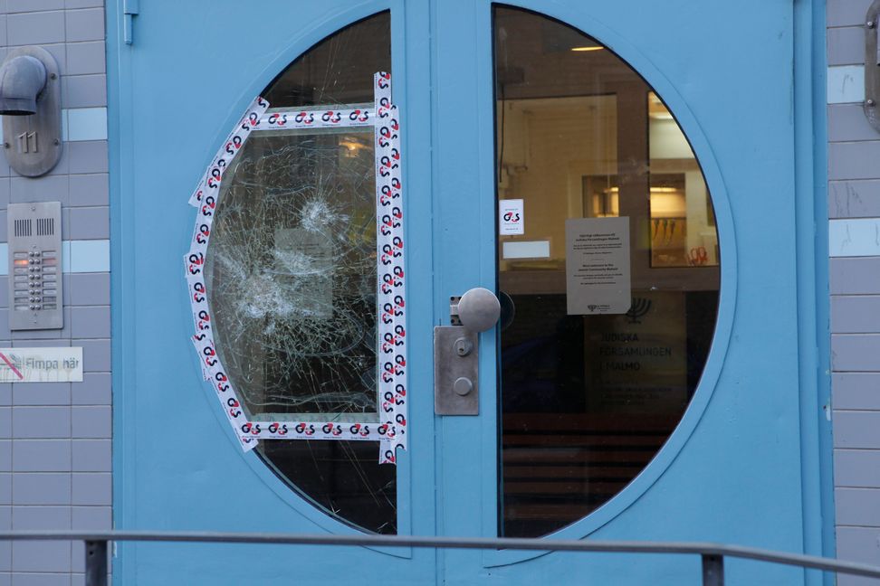 Judiska församlingen bakom skyddglas, ståldörrar och övervakningskameror. Bilden är från 2012. Foto: Drago Prvulovic, TT.